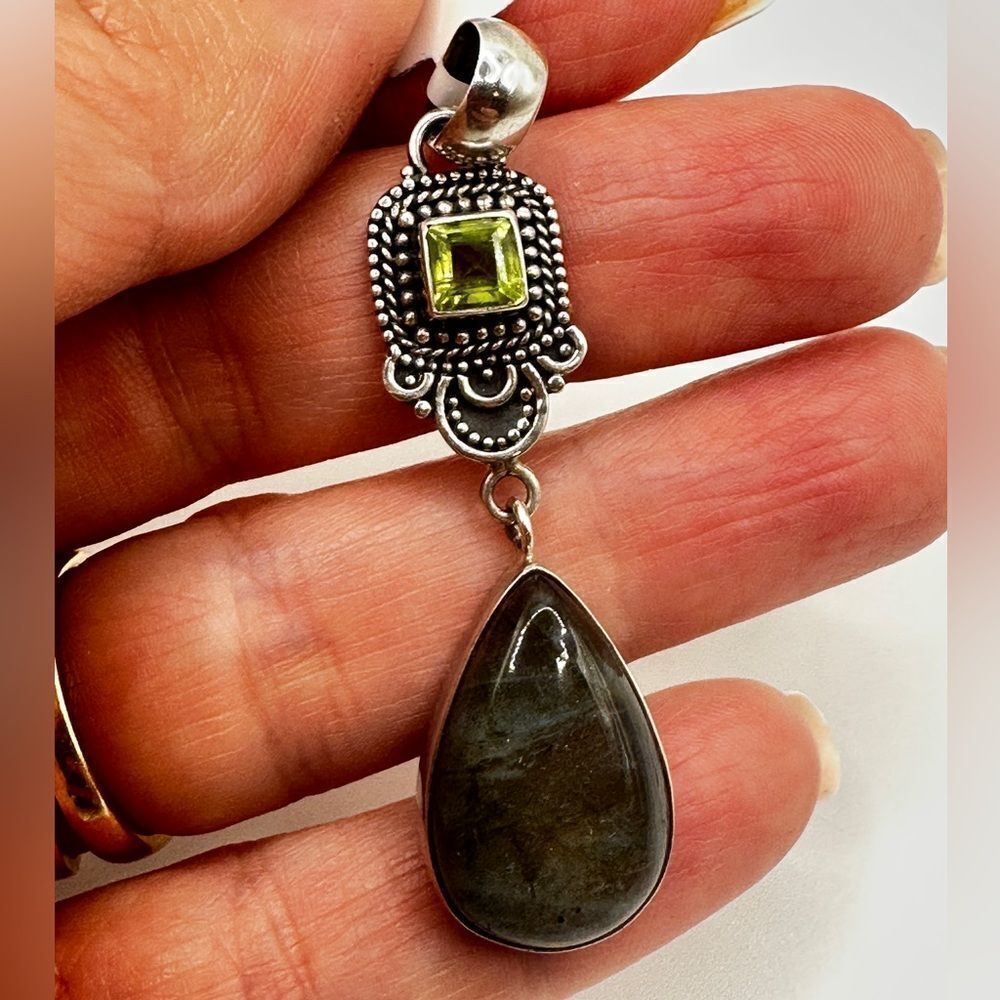 NWT Labradorite cabochon and faceted peridot pendant in Bali sterling silver!‎